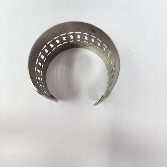 Silver Tone Floral Metal Women's‎ Cuff Bracelet - Picture 5 of 8